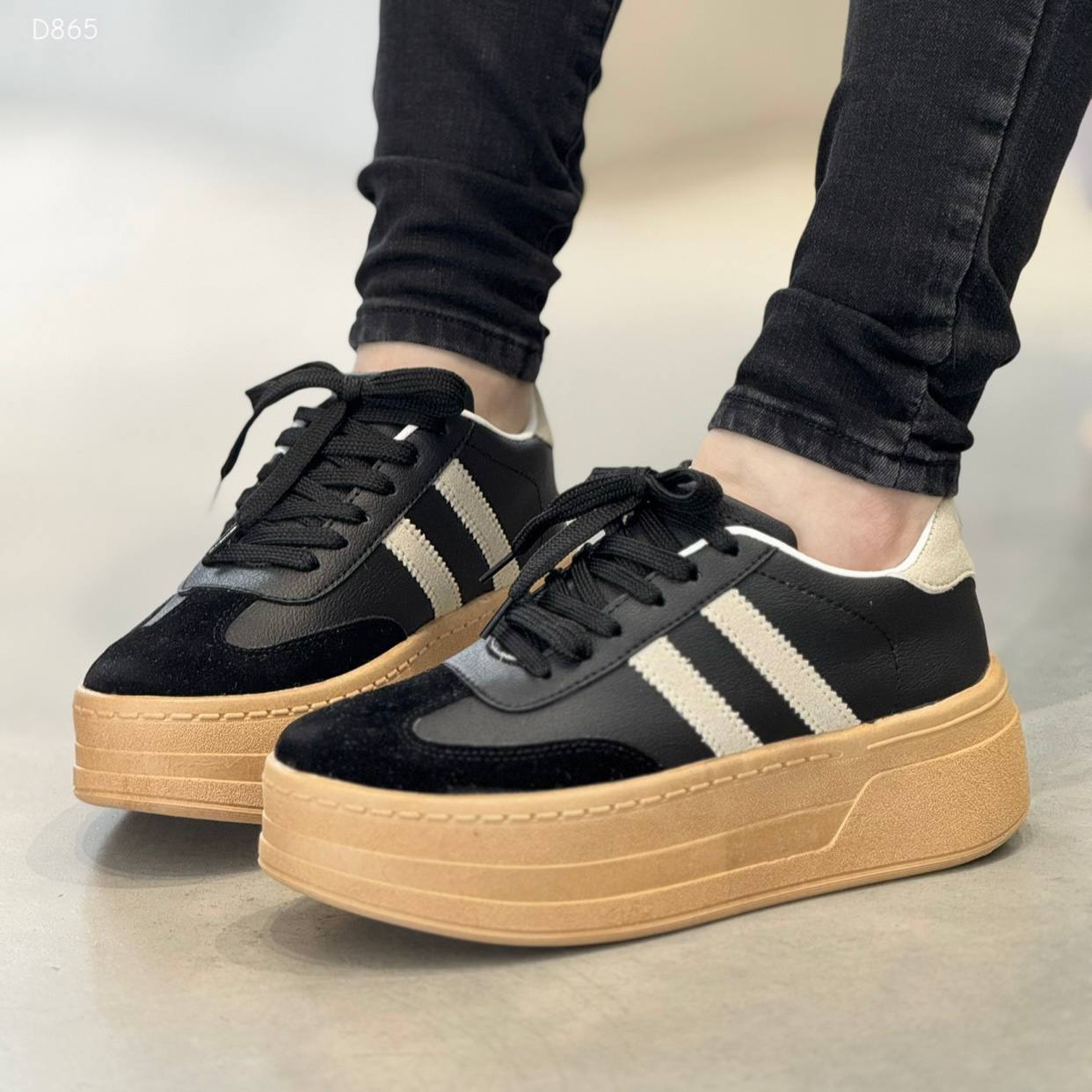 Tenis Negros suela alta 5cm para mujer D865