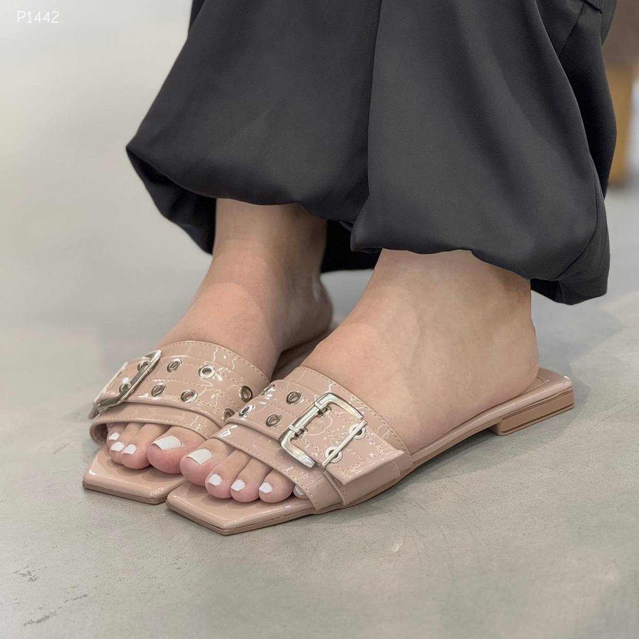 Sandalias Planas P1442 Charol Nude